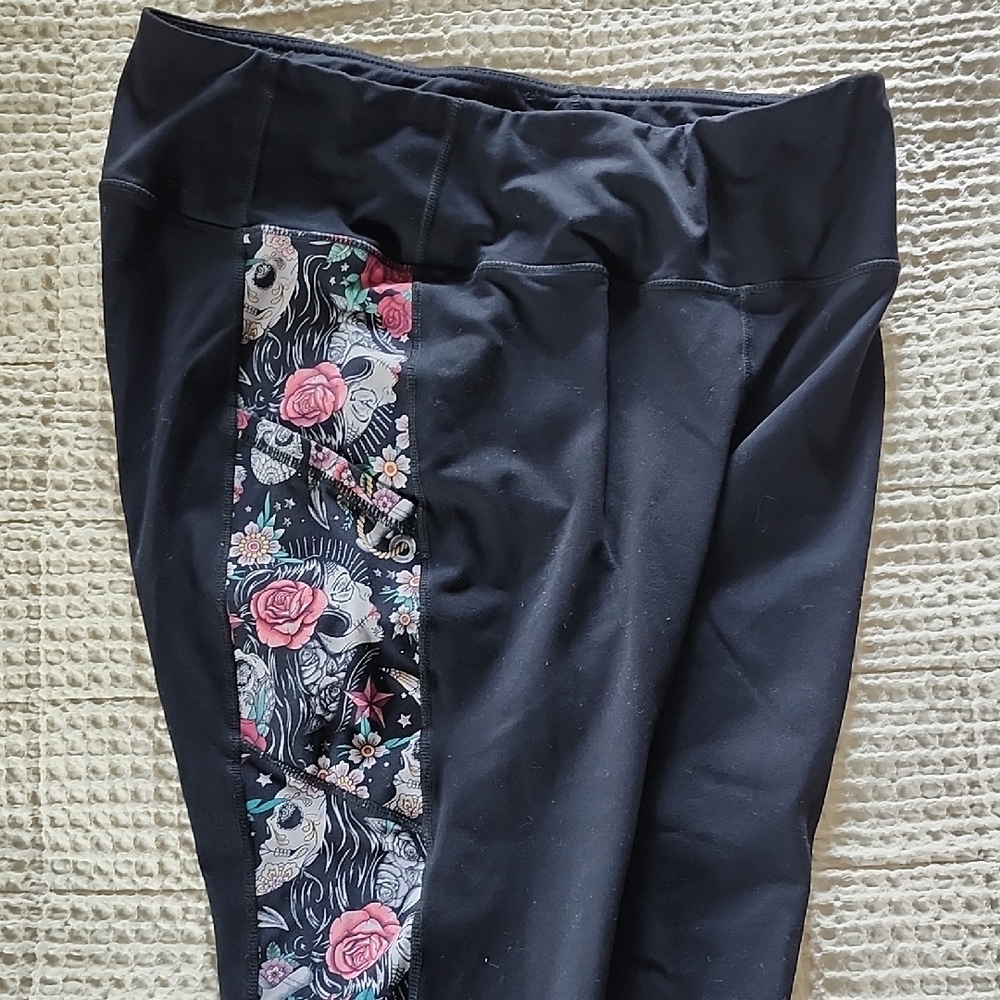 (Sold) Torrid Active Leggings- Skull And Roses